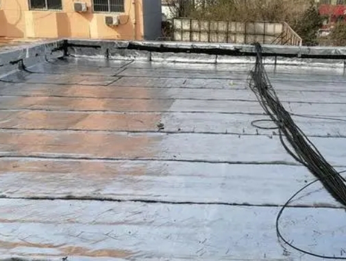 珠晖卫生间漏水维修公司分享下珠晖屋面楼顶防水刚性防水层施工要点。